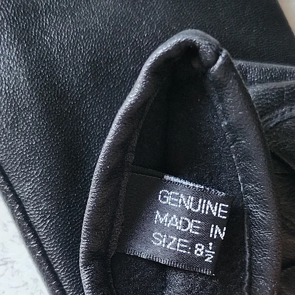 Women's Black Leather Gloves - Picture 4 of 5